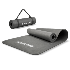 Szara mata fitness z paskiem do przenoszenia, ułatwiającym zwijanie, przechowywanie i transport