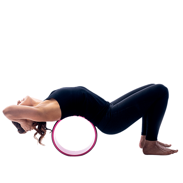 yoga wheel oefening met vrouw